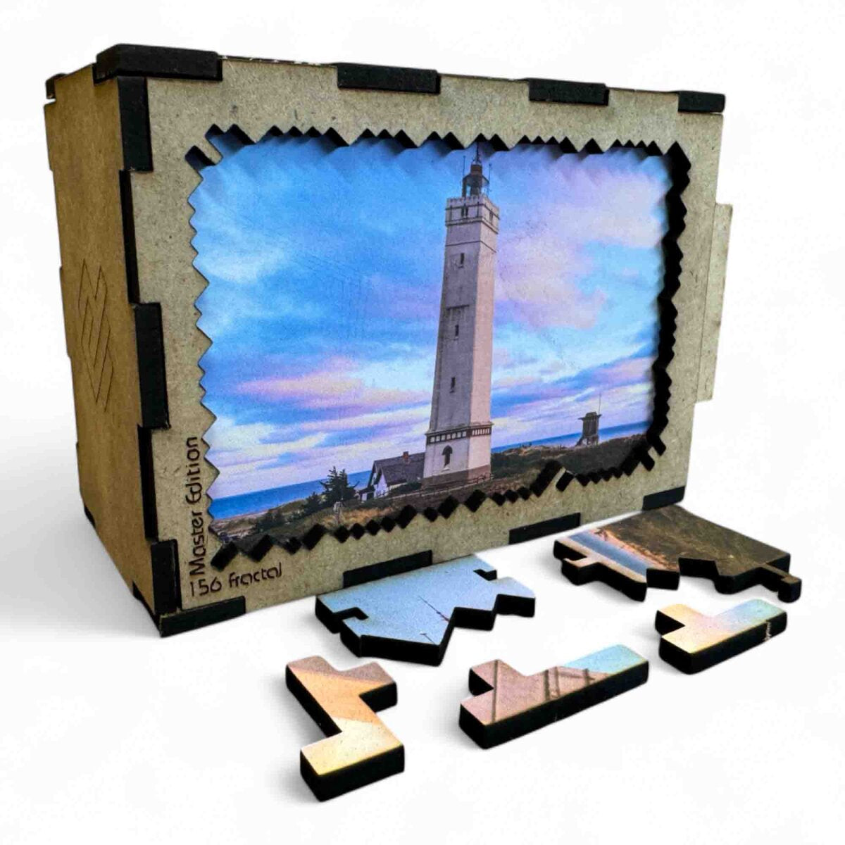 elbPUZZLE No. 68 - Leuchtturm Blavand - Fractale Edition S Master (156 Teile)
