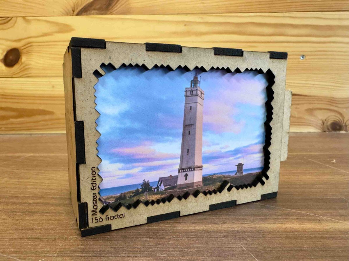 elbPUZZLE No. 68 - Leuchtturm Blavand - Fractale Edition S Master (156 Teile)