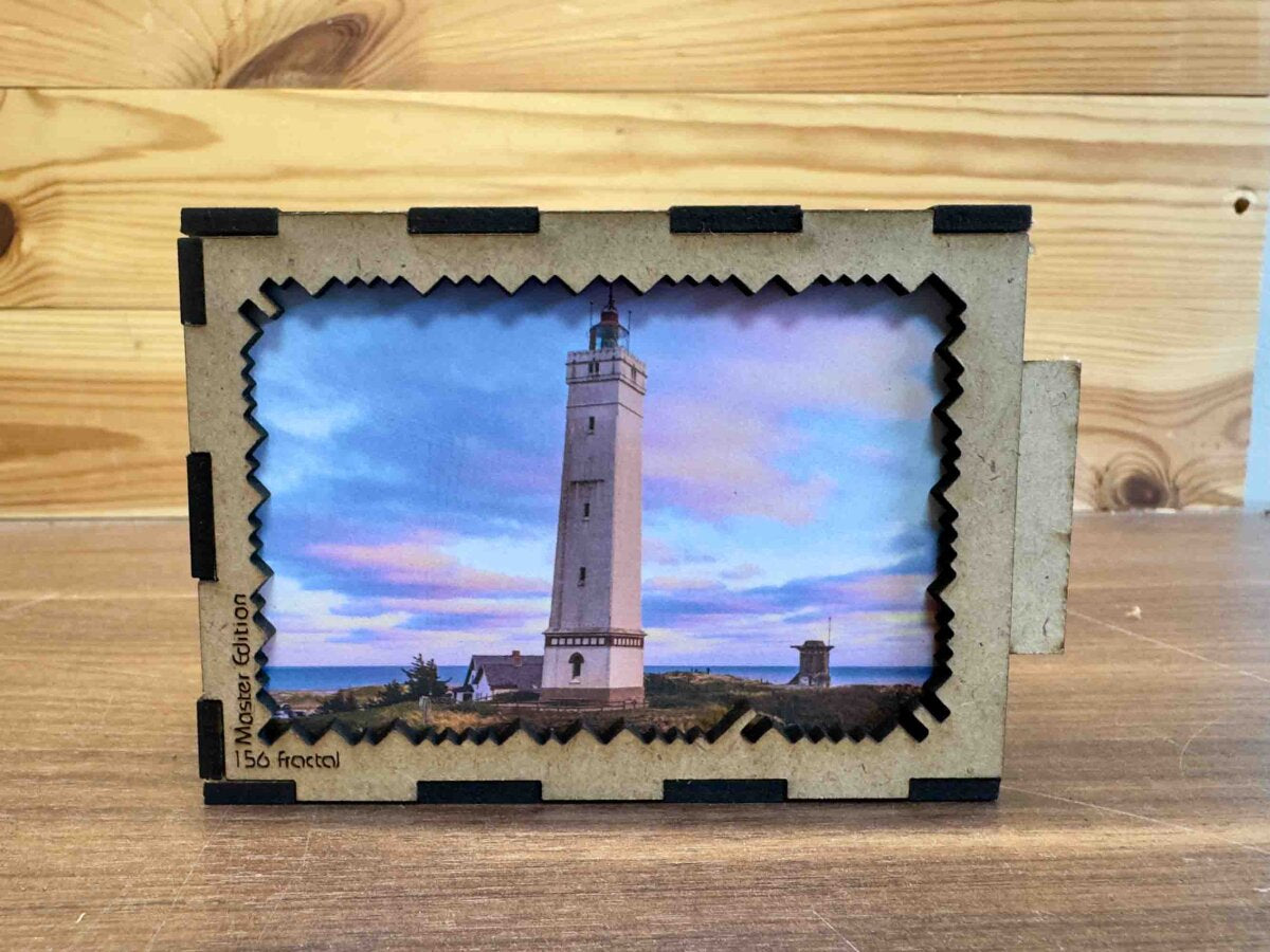 elbPUZZLE No. 68 - Leuchtturm Blavand - Fractale Edition S Master (156 Teile)