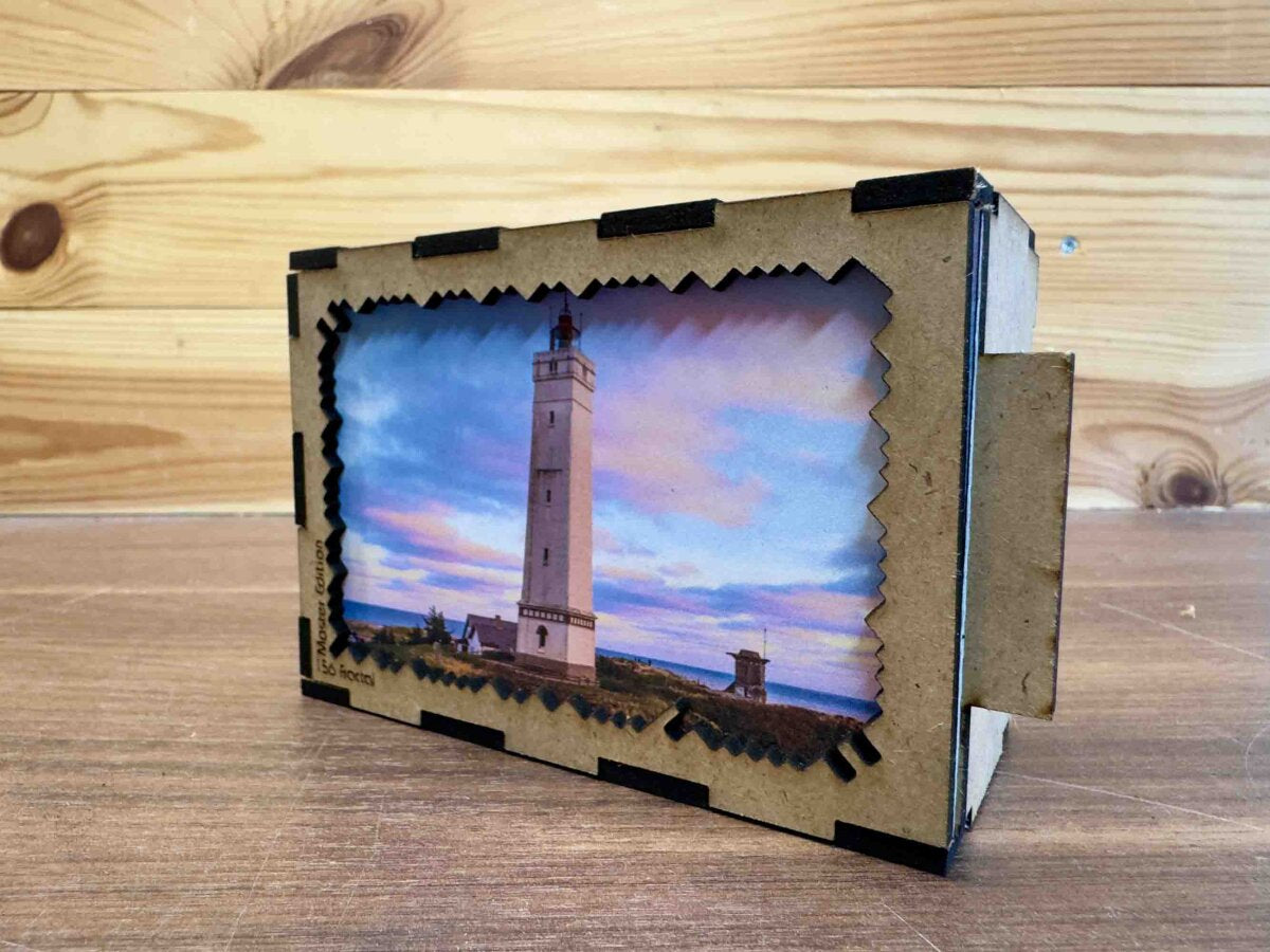 elbPUZZLE No. 68 - Leuchtturm Blavand - Fractale Edition S Master (156 Teile)