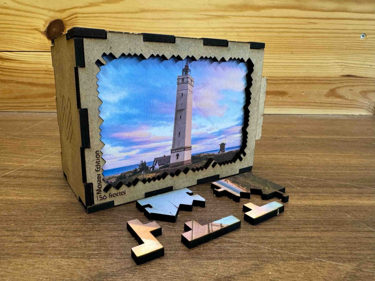 elbPUZZLE No. 68 - Leuchtturm Blavand - Fractale Edition S Master (156 Teile)