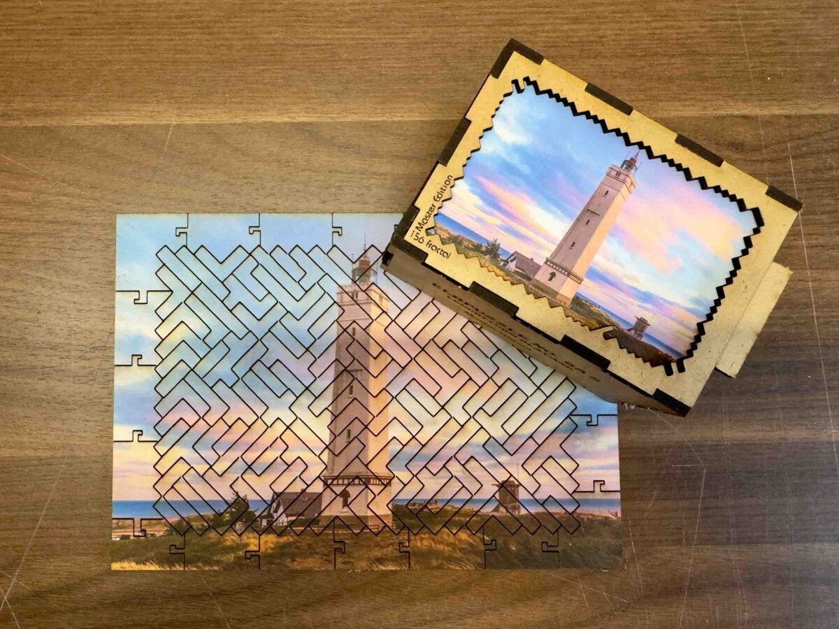 elbPUZZLE No. 68 - Leuchtturm Blavand - Fractale Edition S Master (156 Teile)