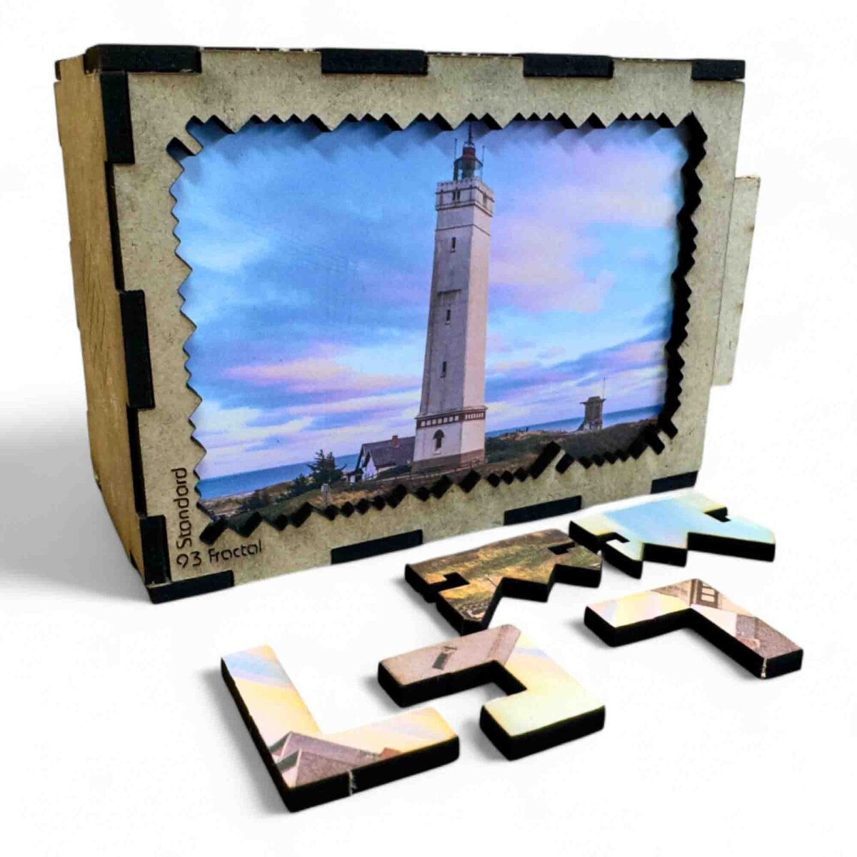 elbPUZZLE No. 68 - Leuchtturm Blavand - Fractal Edition M (180 Teile)