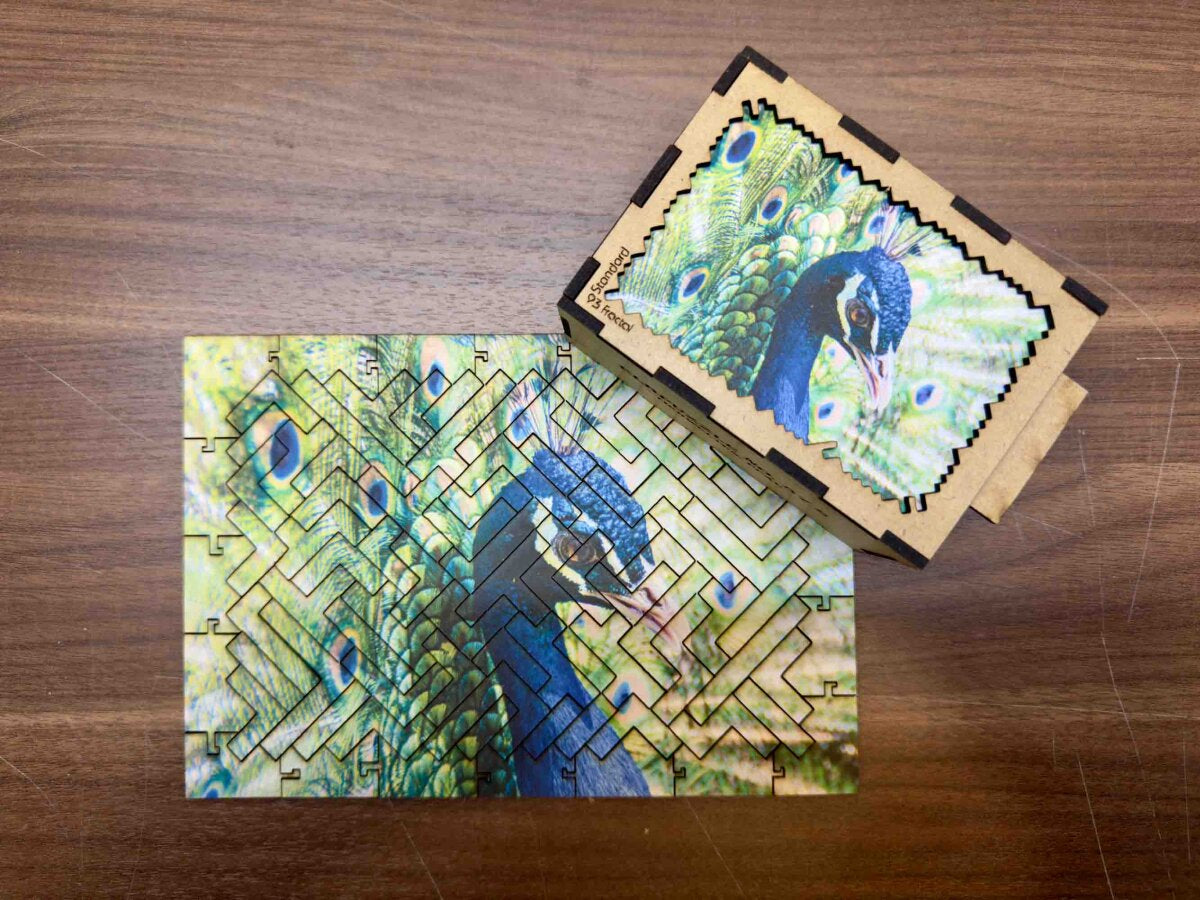 elbPUZZLE No. 57 - Tierwelten: Pfau - Fractale Edition M (180 Teile)